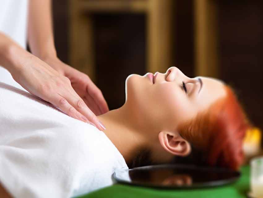 Thai-Massage ist eine Technik, die 2500 Jahre alt ist. Die Massage entspannt die Muskeln und die Energielinien des Körpers werden harmonisiert.