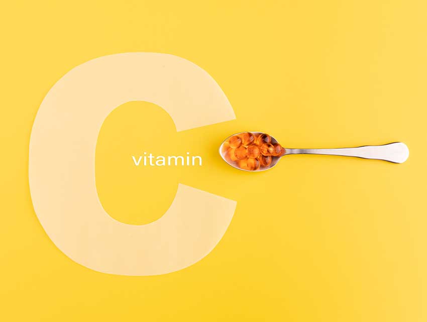 Vitamin C und Vitamin K sind wichtig zur Blutgerinnung und beugen blauen Flecken nach Massagen vor.